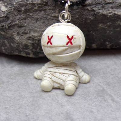 Sitzende Mumie 3D Halskette – Resin-Anhänger auf schwarzer Kugelkette