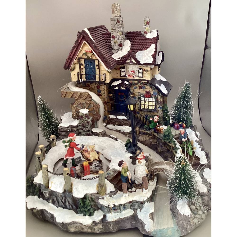 Weihnachtshaus alte Mühle mit Schlittschuhläuferin auf Eisfläche – Dekoration gebraucht