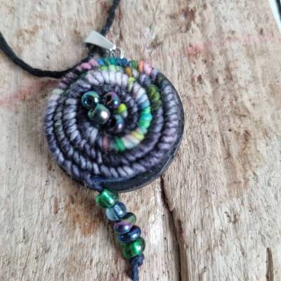 Kette mit -gehäkelter Wollspirale- als Anhänger