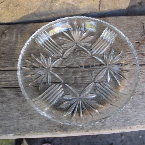 Obstteller aus 24 % Bleikristall / flache Obstschale 23,5 cm / geschliffenes Traubendekor 60er 70er Jahre DDR