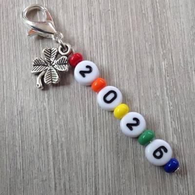 Anhänger '2026' mit Kleeblatt – Glücksbringer Charm als Geschenk, Gastgeschenk & kleine Aufmerksamkeit