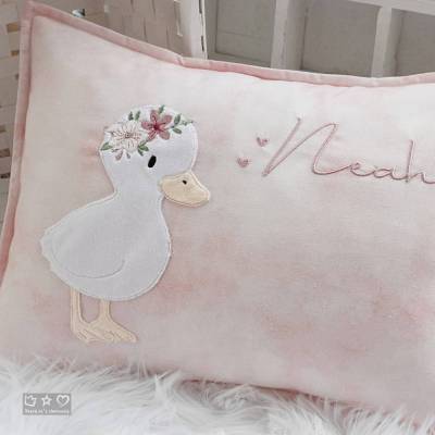 Personalisierbares Namenskissen 30cmx40cm rose marmoriert mit Boho Ente– Kuschelkissen für Kinderzimmer