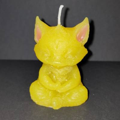 SALE -30% (Code: NEUEABENTEUER) | Handgegossene Kerze Meditationskatze – Gelb, recyceltes Wachs, Unikat