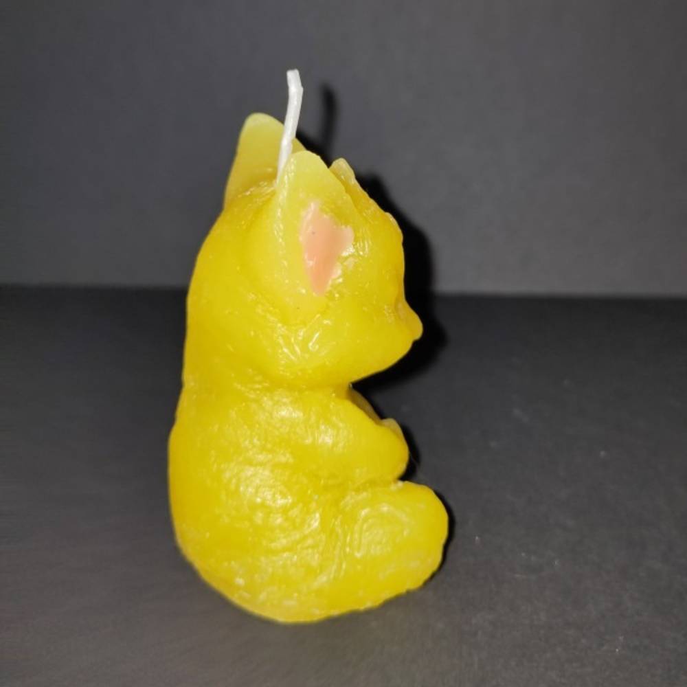 SALE -30% (Code: NEUEABENTEUER) | Handgegossene Kerze Meditationskatze – Gelb, recyceltes Wachs, Unikat Bild 3