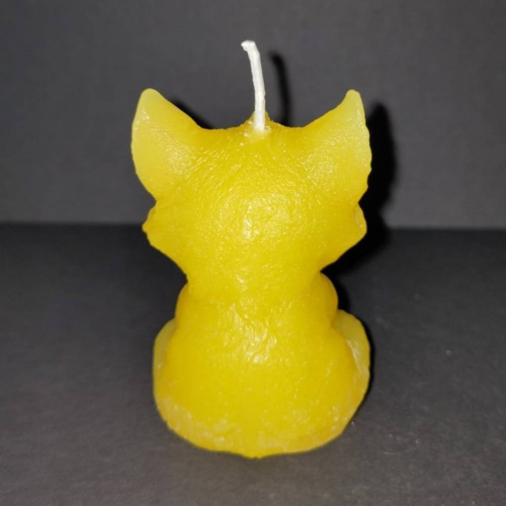 SALE -30% (Code: NEUEABENTEUER) | Handgegossene Kerze Meditationskatze – Gelb, recyceltes Wachs, Unikat Bild 4