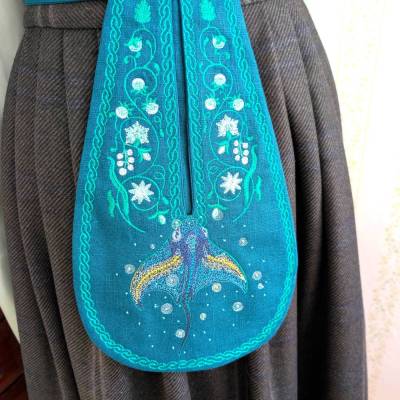 Große seegrüne Leinen-Bauchtasche mit Rochen-Stickerei, 190 cm Bindeband – Mittelaltermarkt & LARP