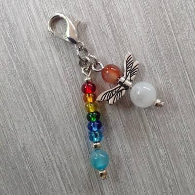 Farbenfroher Anhänger mit Engelchen, Regenbogen &  Achatperlen – Geschenkidee
