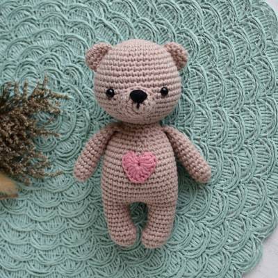 Teddy Bär Mini mit rosa Herzchen gehäkelt aus Baumwolle, Geschenk zur Taufe oder Geburtstag