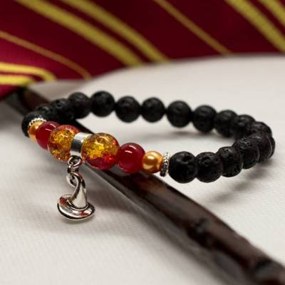 Perlenarmband Rot & Gold mit Zaubererhut, Lava- und Glasperlen – handgemachtes, individuelles Armband