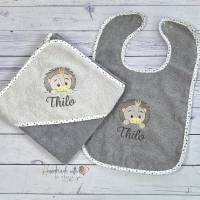 Baby Set mit Löwe & Namen bestickt I Kapuzenhandtuch und Baby Lätzchen in grau personalisiert I Babyset mit Namen