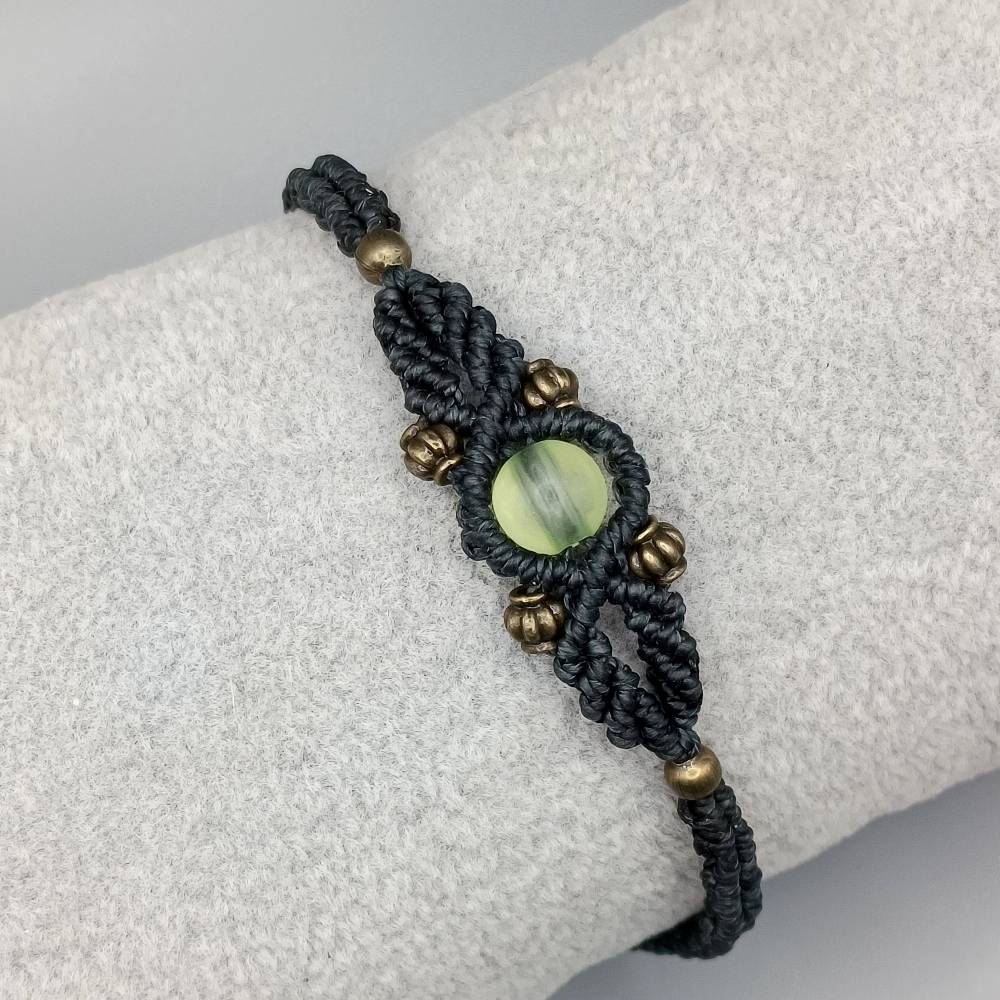 zierliches Makramee Armband in schwarz mit einer satinierten Glasperle und bronzefarbenen Metallperlen Bild 1