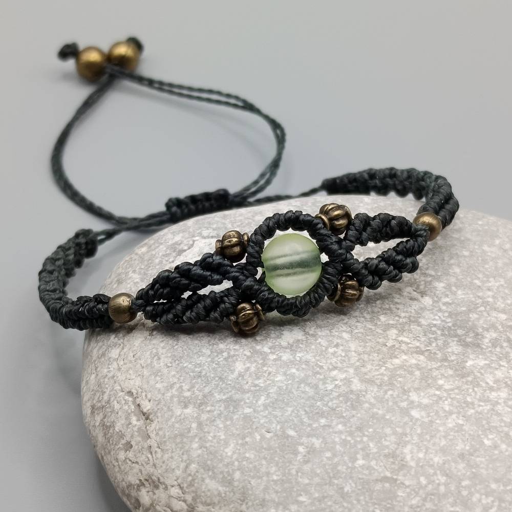 zierliches Makramee Armband in schwarz mit einer satinierten Glasperle und bronzefarbenen Metallperlen Bild 2
