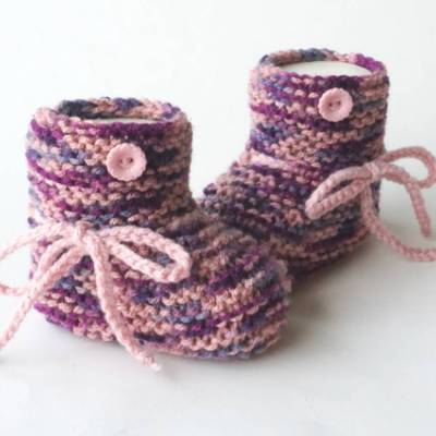 Handgestrickte Babyschuhe Beere 3-6 Monate – weiche Strickschuhe mit Blümchenknopf, ideal als Geschenk.