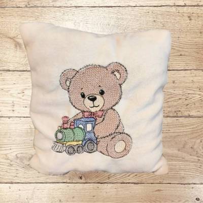 Stickdatei Teddy Bör mit Eisenbahn Set 2594 –  Stickmotive für Kissen, Shirts & Accessoires in vielen Größen