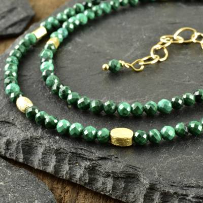 Feine Halskette mit Malachit und vergoldetem 925er Silber, zarte Edelsteinkette, grüner Edelsteinschmuck, Geschenk 
