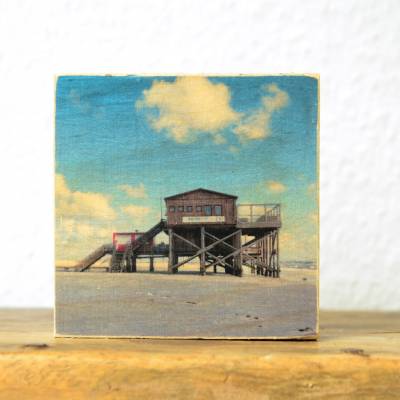 Strandhaus St. Peter-Ording – Handmade Foto auf Multiplex-Holz (7×7 cm) – Pfahlbau am Strand • Maritime Fotokunst