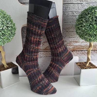 gestrickte Socke Gr.46/47 Strukturmuster Schwarz/ Weinrot/ Rost/ Grau
