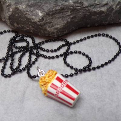 Popcorn Statement Halskette – Schwarze Kugelkette mit 3D Popcorntüte Anhänger für Kinofans