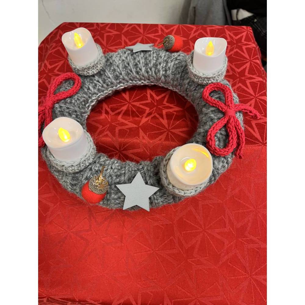 TürKranz Adventskranz gestrickt in Grau mit Kerzenhalter Sternen und Schleifen Wollkranz gehäkelt 25cm versandfertig