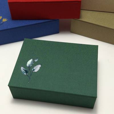 Handgefertigte Box aus grünem Leinen mit Rub-On – Individuelle Buchbindearbeit als Geschenk- oder Schmuckschachtel
