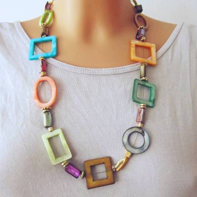 Lange bunte Statement Perlmuttkette handgefertigt – Perlen Kette aus Muschel und Metallperlen, goldfarben, 76 cm