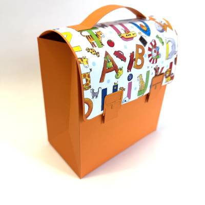 Handgefertigter Schulranzen aus Karton, orange Buchstaben – Geschenkbox zur Einschulung 14,5 × 16 × 7,5 cm