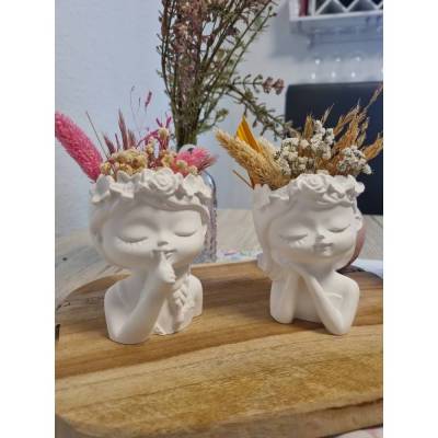 Verträumte Blumenmädchen aus Raysin