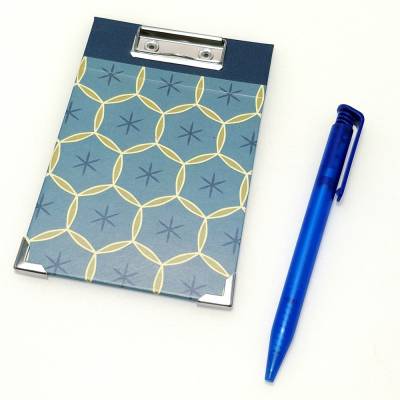 Klemmbrett Mini blau - geometrisches Retromuster 10,0 x 15,0 cm – Handgefertigter Zettelhalter mit Buchecken