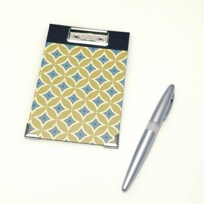 Klemmbrett Mini grün - geometrisches Retromuster 10,0 x 15,0 cm – Handgefertigter Zettelhalter mit Buchecken