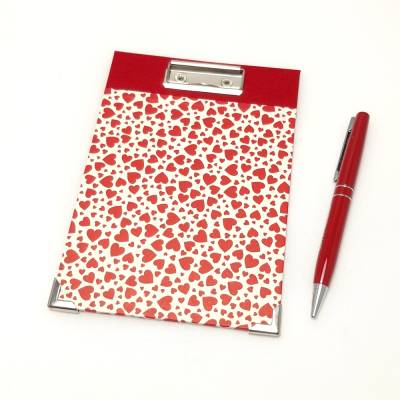 Klemmbrett DIN A6 mit roten Herzen – Schreibunterlage 12,0 x 17,0 cm – Handgefertigt