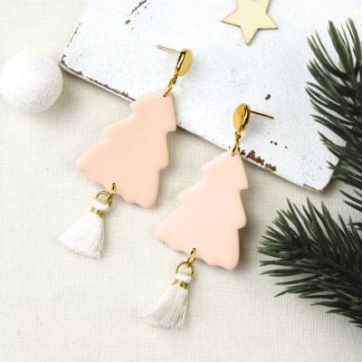 Ohrhänger Weihnachten Rosa Gold – Handgemachte Weihnachtsbaum Ohrringe mit Quaste aus Polymer Clay