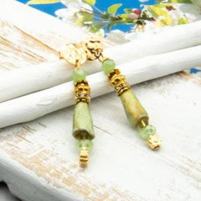Elegante Ohrstecker in goldfarben, grün, Glasperlen, Keramik Ohrringe, handgemachter Unikatschmuck, Weihnachtsgeschenk