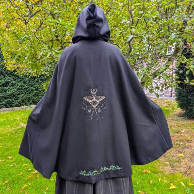 Mystisches Wollcape mit Stickerei & großer Kapuze – Mittelalter Cape für LARP & Markt