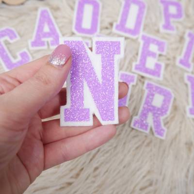 Applikation Buchstabe/Zahl 6 cm – Glitzerfolie FLIEDER & Filz mit 3D-Effekt, zum Aufbügeln & Annähen