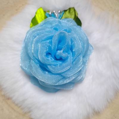 Organza-Brosche „Himmelblaue Rose“ – zart & elegant
