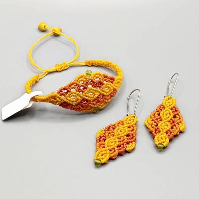 Makramee Schmuck bestehend aus Armband und Ohrringen in gelb und orange