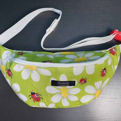 Bauchtasche hellgrün mit Gänseblümchen und Marienkäfer