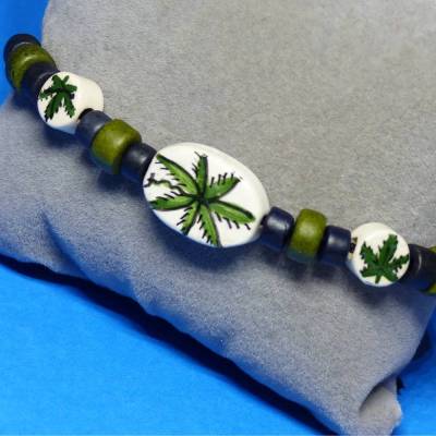 Armband, Freundschaftsband Blätter, grün, creme, schwarz, aus Keramikperlen geknüpft,  Armschmuck, Freunde + Freundinnen
