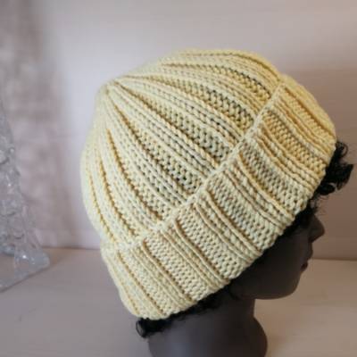 Handgestrickte Rippenmütze Vanillegelb – Unisex, dehnbar & pflegeleicht, Universalgröße