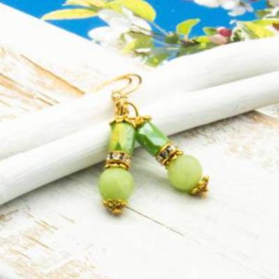 Lässige grüne Glasperlen Ohrhänger, Boho Ohrringe, handgemachter Unikatschmuck, Weihnachtsgeschenk 