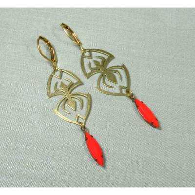 Halloween Ohrringe ROTE SPINNE aus goldenem Messing mit korallenroten Glassteinen – Handgemachter Schmuck (2484)