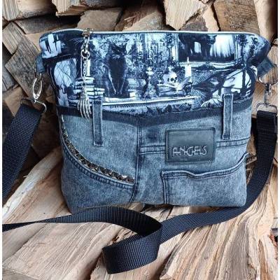 Jeans-Upcycling Crossbag, Umhängetasche, Gothic Library – Schwarze Jeans trifft dunkle Ästhetik