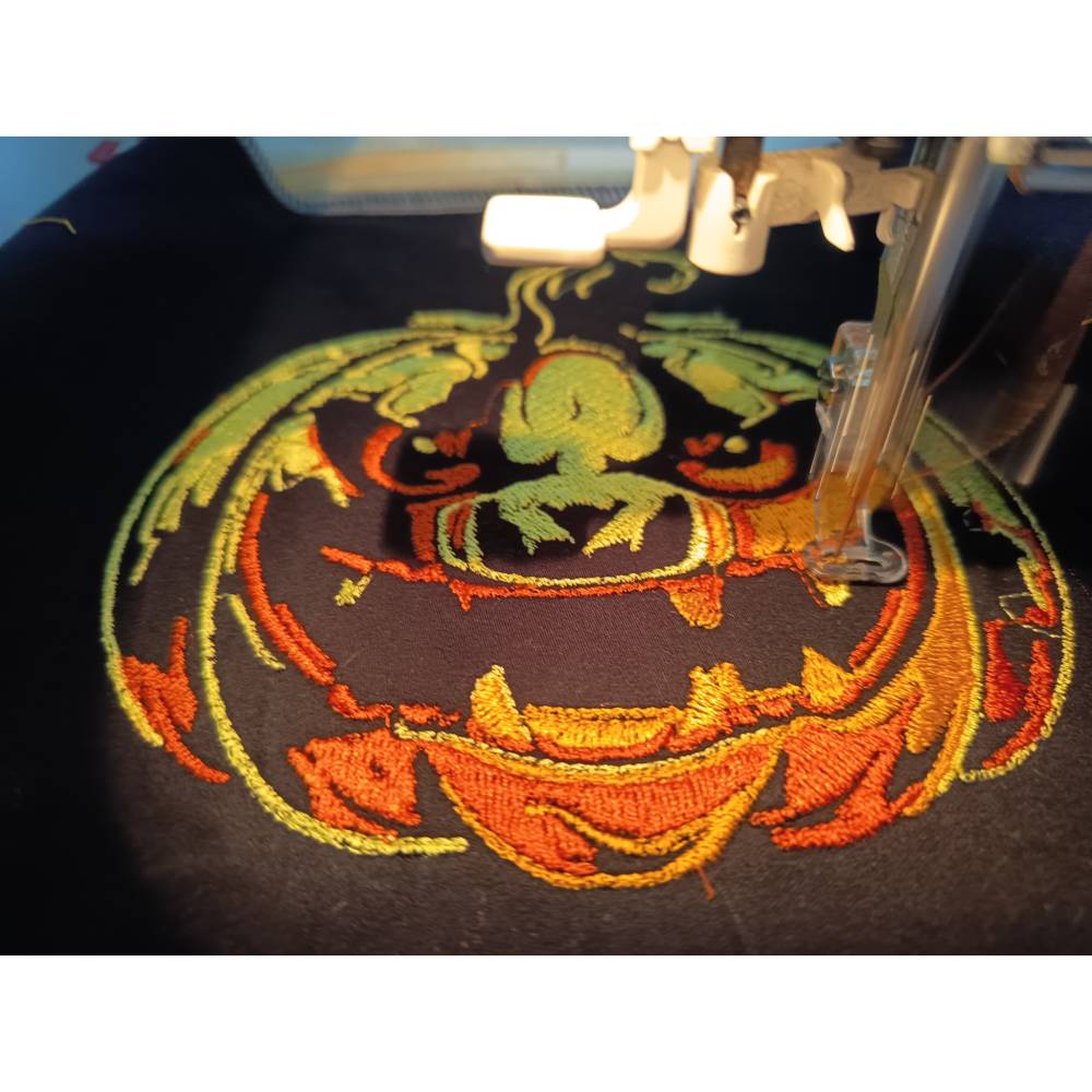 Kürbis lachend Lichteffekt Stickdatei 18x18cm bzw. 20x20cm – Perfekt für Halloween auf schwarzen Stoffen Bild 5