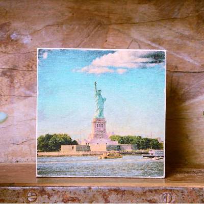 Freiheitsstatue New York – Handmade Foto auf Holz (7x7 cm) – Vintage Fotodruck mit Fähre