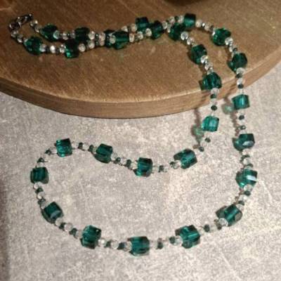 Smaragdgrüne Halskette – Handgefertigter Boho Schmuck aus Kristallperlen | Emerald Glow