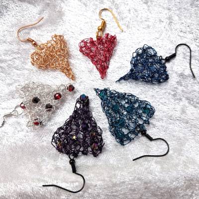 Zauberhafter Herz-Ohrschmuck aus Draht mit eingefügten Kristallen - Ohrhänger für Damen