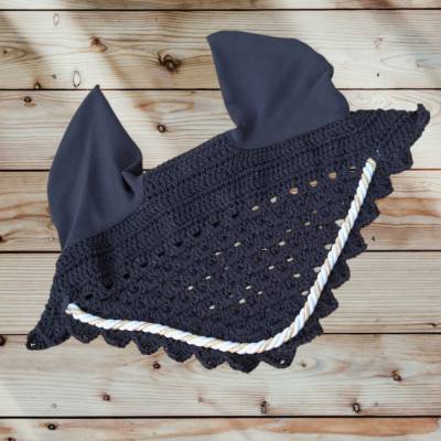 Fliegenmütze schwarz mit weiß/goldener Kordel und Zackenrand