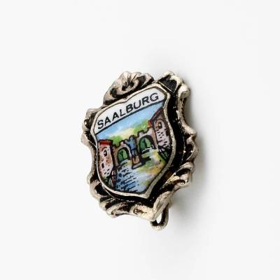Kleine Andenken Brosche Wappen darauf die Stadt Saalburg Silberfarbe verziert für Wander Freunde