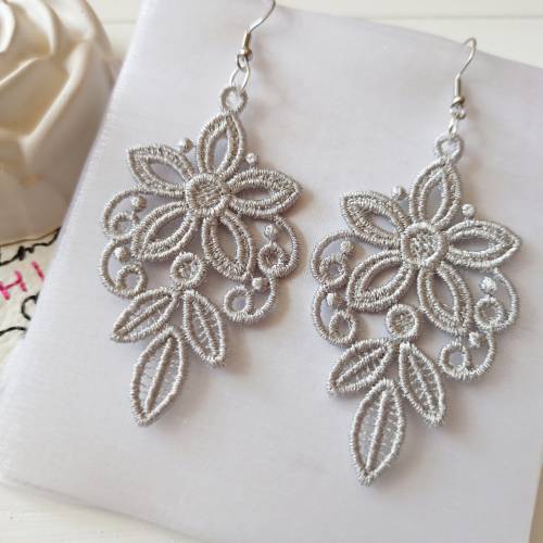 Große silber graue Spitzen Ohrringe – Federleichte, handgestickte Lace Statement-Ohrringe