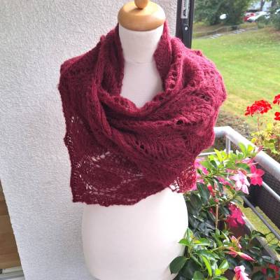 Strickschal in burgunder bordeaux handgestrickt aus Alpaka und Seide – Langer Laceschal mit Ajourmuster